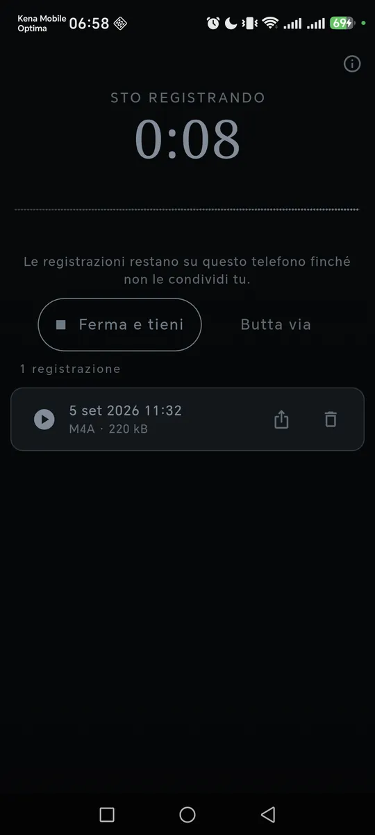 Recorder mentre registra: la scritta «sto registrando», il cronometro a otto secondi e la traccia di una stanza in silenzio.