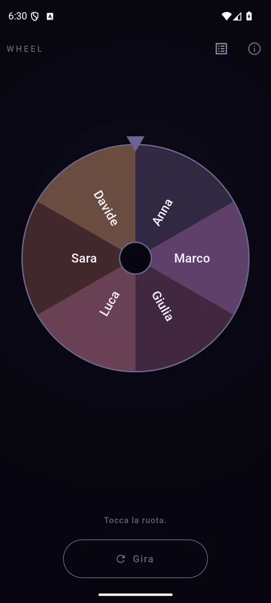 La ruota con i nomi scritti sopra, ferma, pronta al tocco.